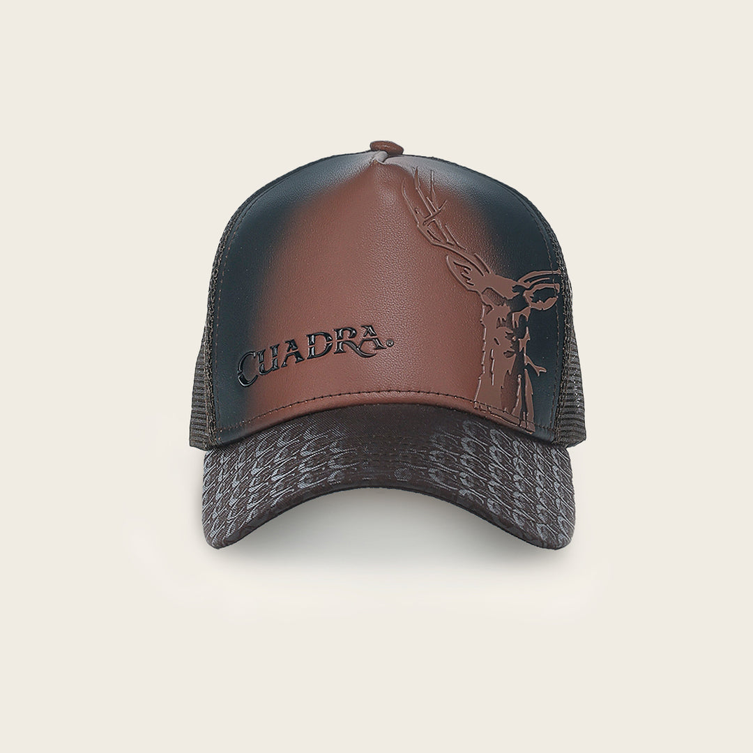 Gorra en piel genuina con diseño de venado