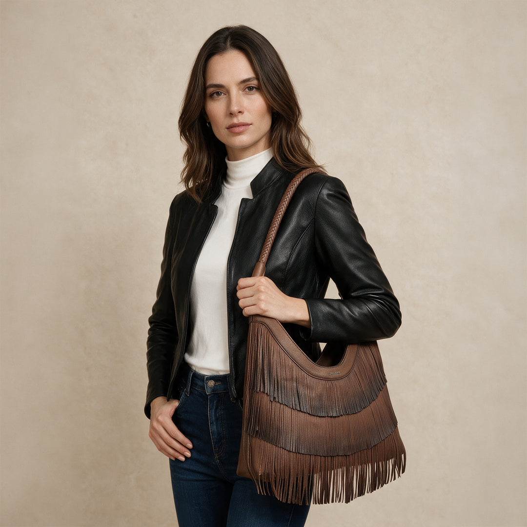 Bolso de hombro para dama en piel genuina de bovino.