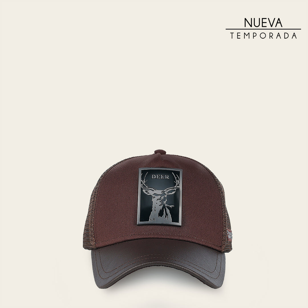 Gorra en piel genuina con diseño de venado