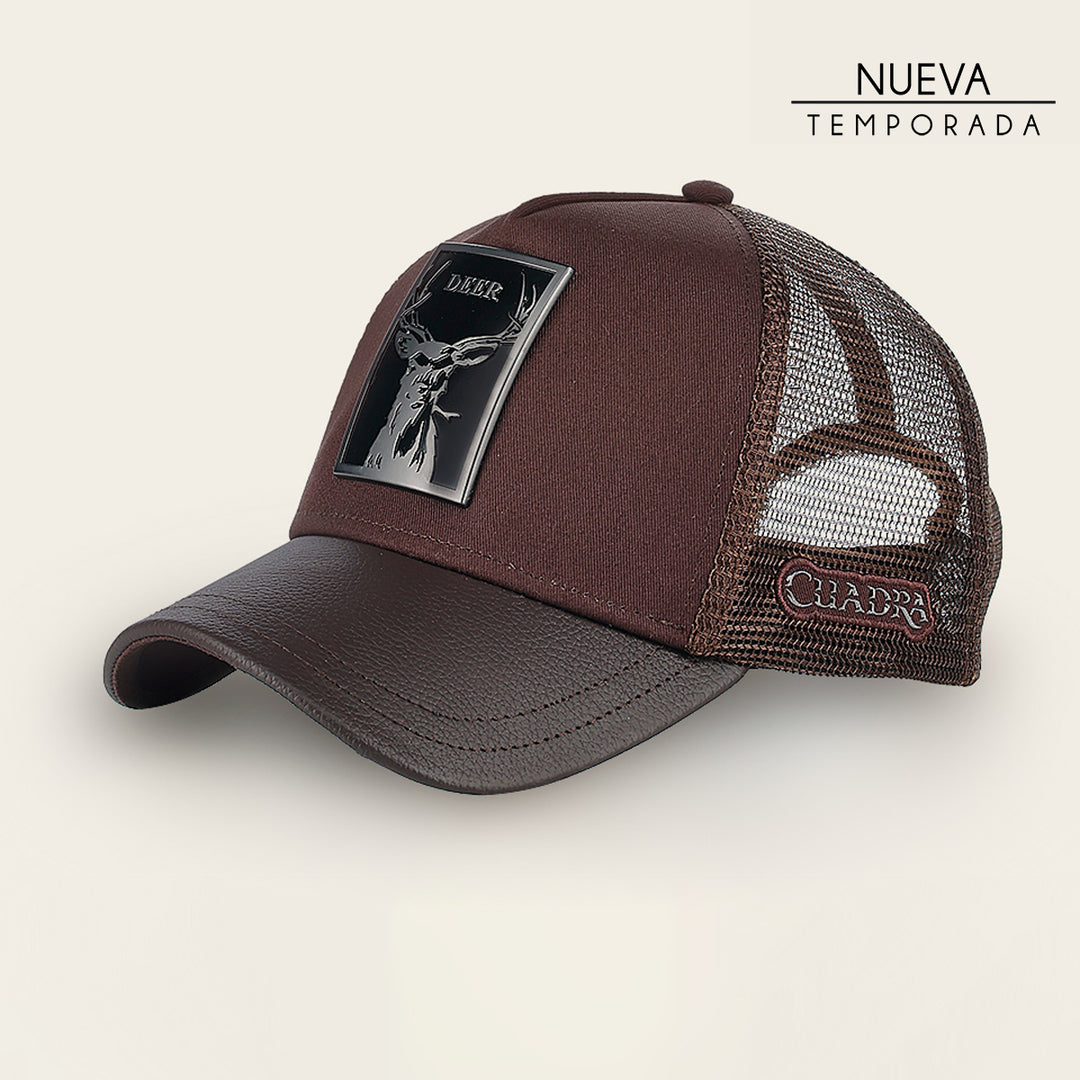 Gorra en piel genuina con diseño de venado