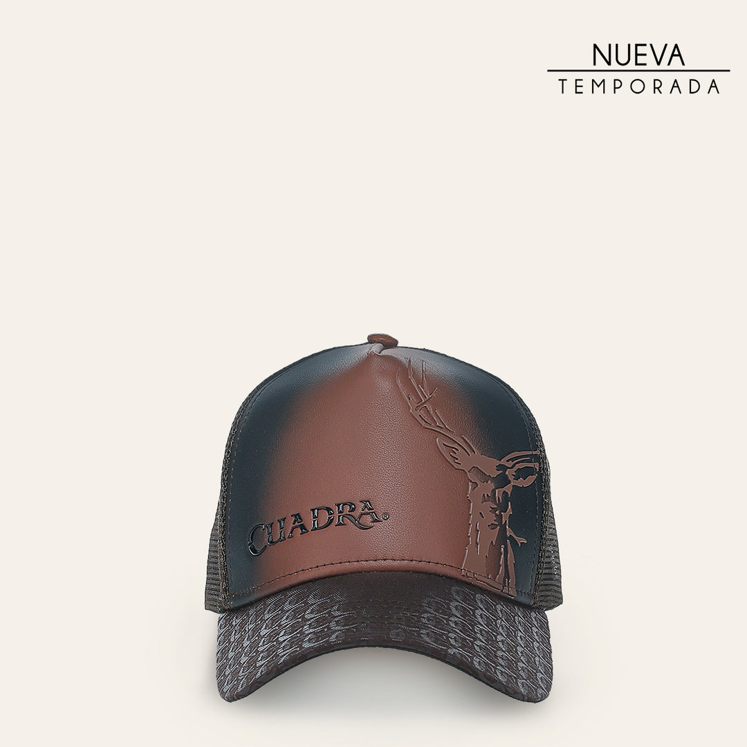 Gorra en piel genuina con diseño de venado