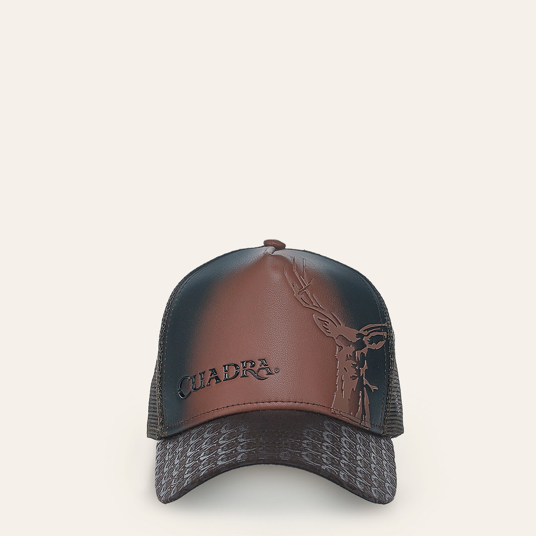 Gorra en piel genuina con diseño de venado