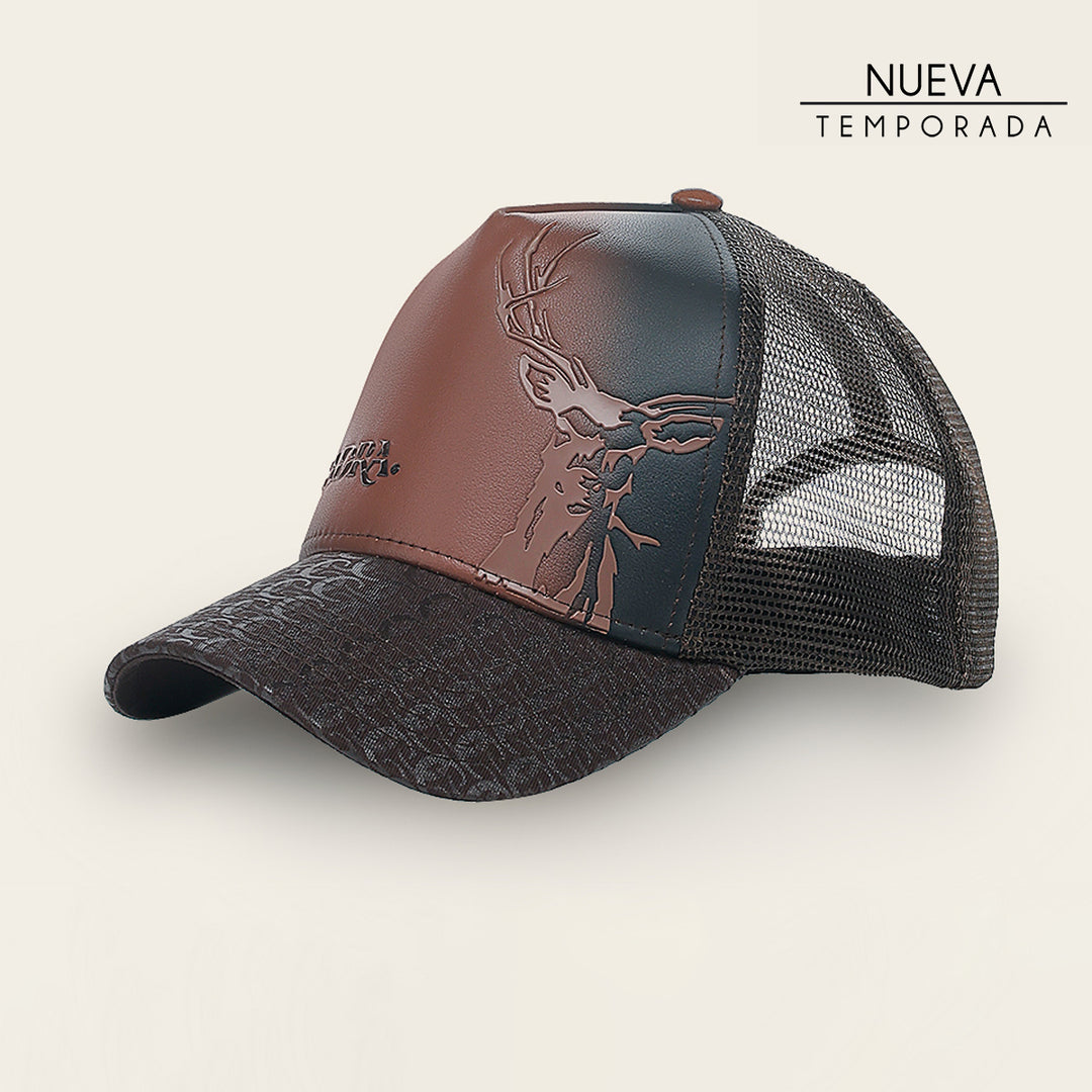 Gorra en piel genuina con diseño de venado