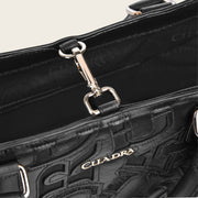 Bolso con logo perforado